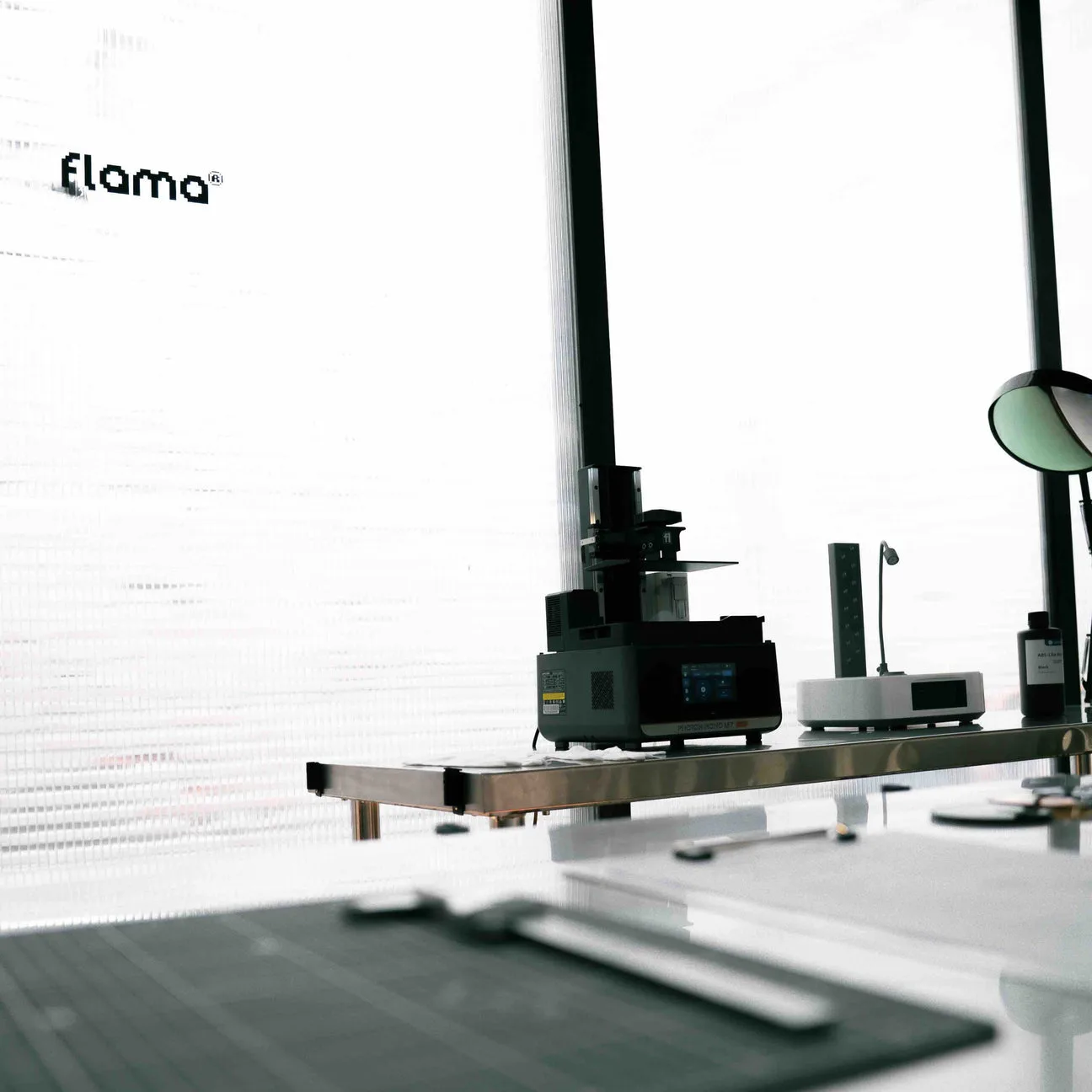 Mesa de trabajo y luz natural en el espacio Flama de Valencia